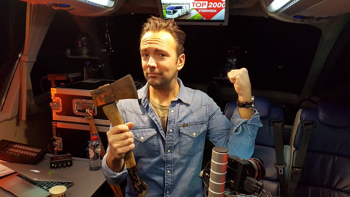 Jaa mensen!! December is begonnen en we komen live vanuit de #Top2000 stembus!! Die is onderweg naar Beilen, alwaar we stembus straks gaan openen! <a href="/ekdomop2/">Gerard Ekdom</a>