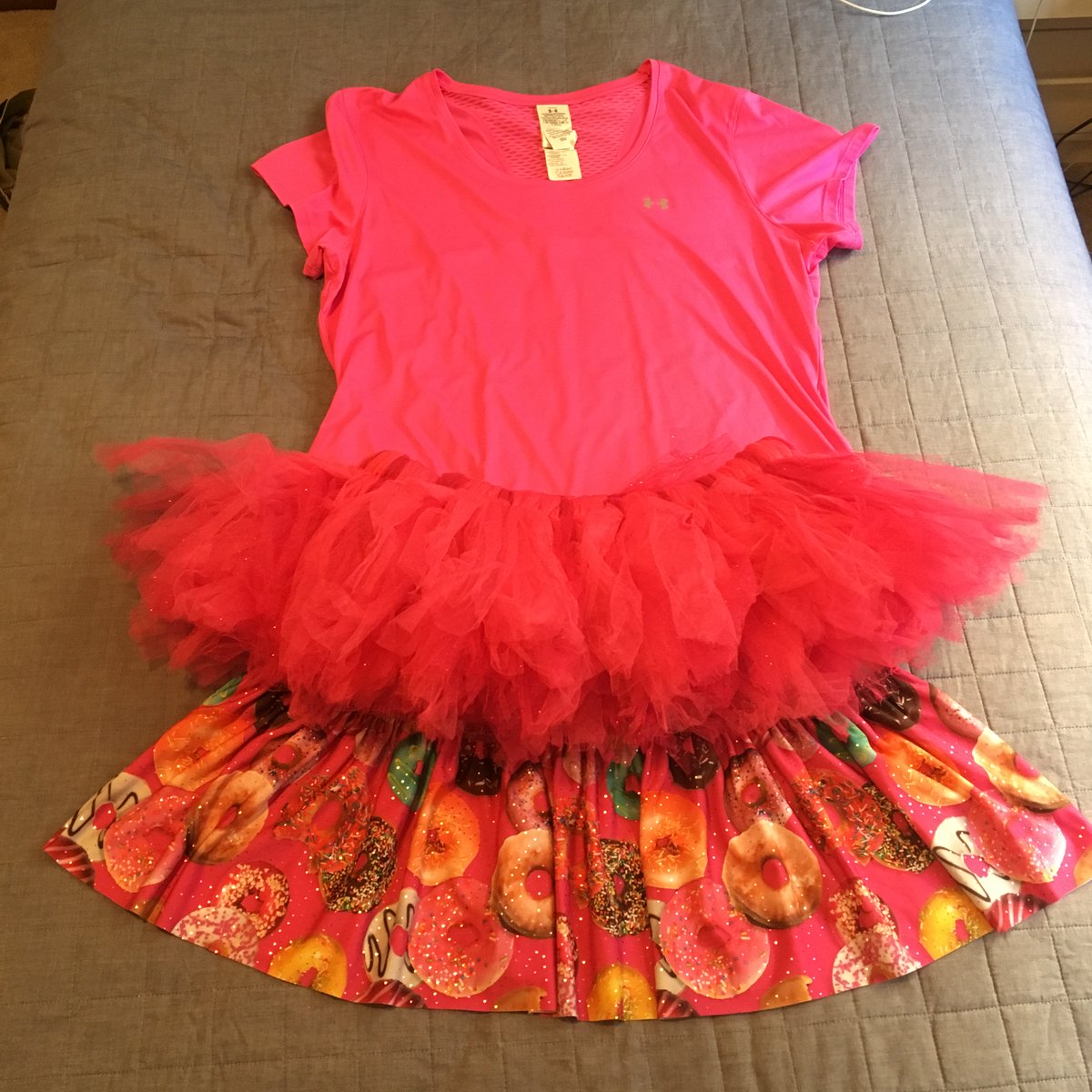 JaseAURunner's tweet photo. #flatlay going all #pink tomorrow for #funrunpink #triathlonpink #pinkdonut #runningskirt by Sparkle Athletic and #runningtutu by 26.Tutu #runsintutus #running #instarunners #sydneyinstarunners #ipinkican Triathlon Pink https://t.co/IlmVXVnZXA