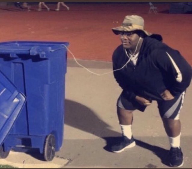 MIWEmoElekid470's tweet image. When a sleeping with sirens and pierce the veil song plays