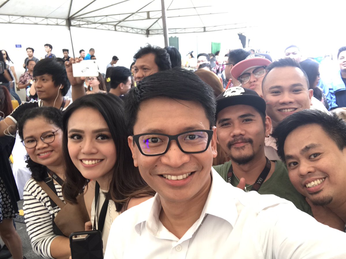 Vespa_Lance's tweet photo. Nice to deliver the good news Team #VXIMakati. I hope you enjoyed our GA as well as the music from #TheBloomfields! Let's rock 2018! https://t.co/C6ewxP6GQH