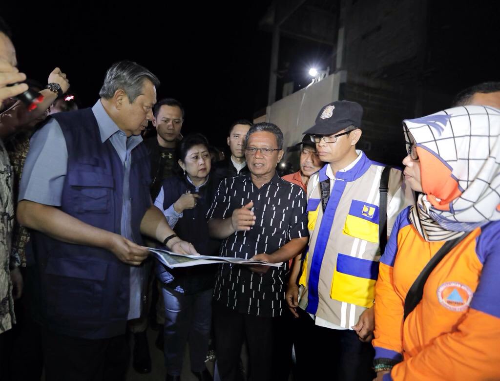 SBYudhoyono's tweet photo. Sejak Kamis (30/11), SBY &amp; Ibu Ani berada di Pacitan utk pantau &amp; beri bantuan pd pengungsi bencana banjir &amp; longsor https://t.co/7pKk9Tb6WY