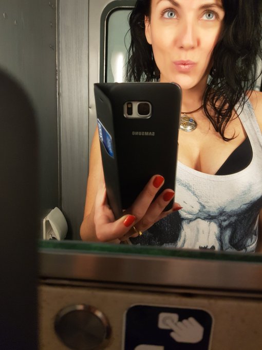 🔞 C'est parti pour le salon &eacute;rotique de Hasselt en Belgique ! Bisous mes ch&eacute;ris 💘💕 https://t.co/dGfc<a href="/tag/brunette"class="tags"><span>#brunette</span></a><a href="/tag/break"class="tags"><span>#break</span></a><a href="/tag/blueone"class="tags"><span>#blueone</span></a><a href="/tag/pornlifestyle"class="tags"><span>#pornlifestyle</span></a>