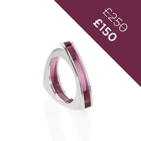 JeanneMarell's tweet photo. 10 days to go in the maternity sale! This #Rivet ring comes in a range of colours and is 40% if you use voucher “maternity” on https://t.co/5ndyHcVZik Made by hand using #fairtrade #gold or #silver and #Perspex #plexiglass #giftguide #christmasgift #jew… https://t.co/VBA4YTyss0 https://t.co/E8vXbnwtxU
