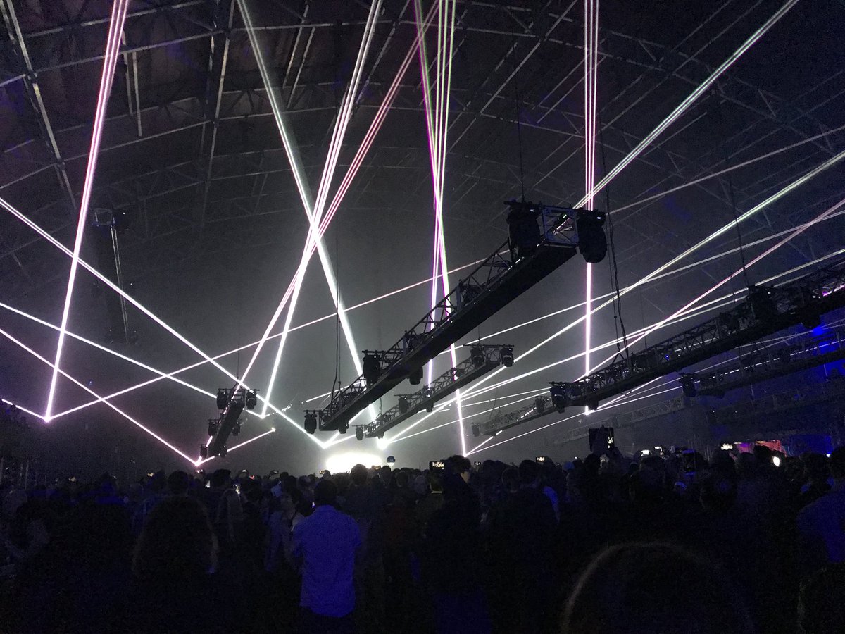 phennex's tweet photo. #replay at #revent is pretty insane!! great food, music, and play! Good job @AWSreInvent 🤘 https://t.co/Iv31oSF2zu