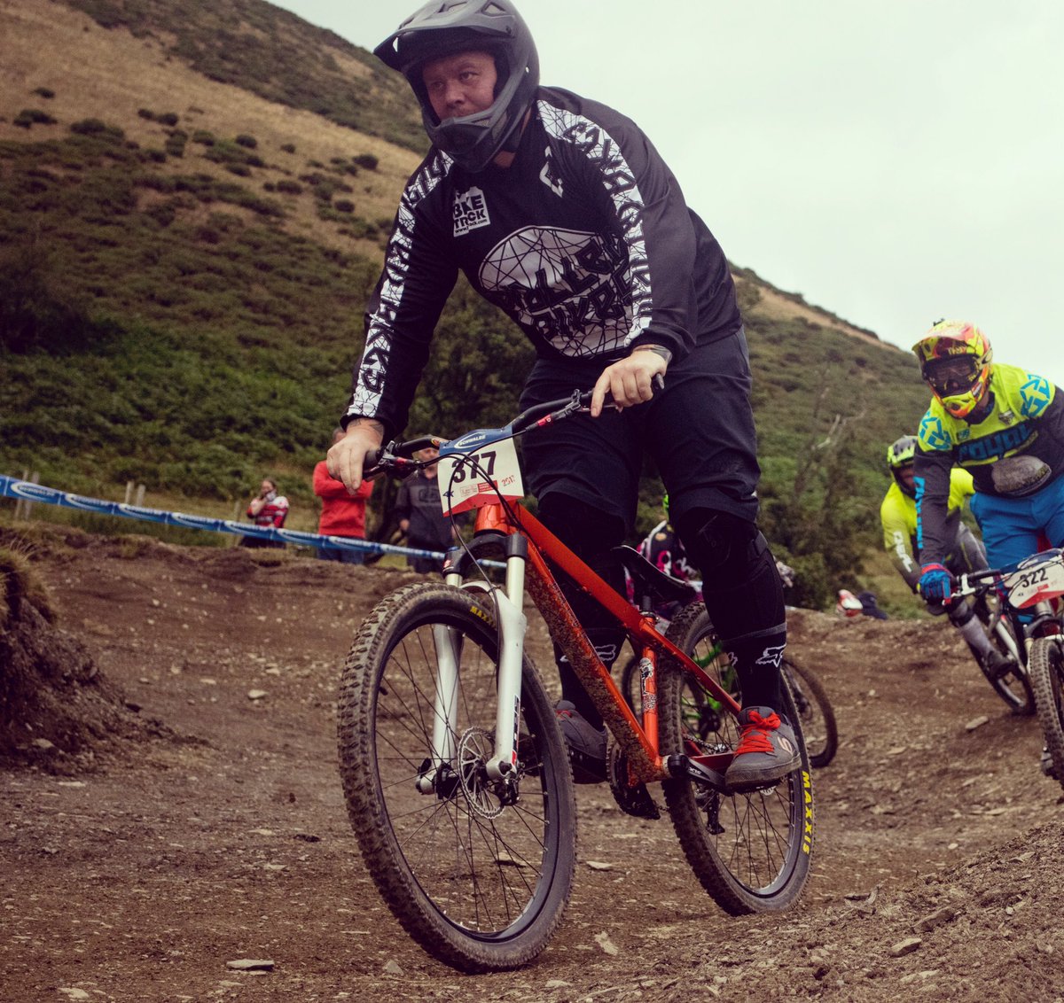 neilharbour777's tweet photo. On the @FTBDialledBikes @DialledBikes new four cross frame leading out a moto #dialledbikes #leightonvans #ellard #biketrack https://t.co/S1Sw0hxtiJ