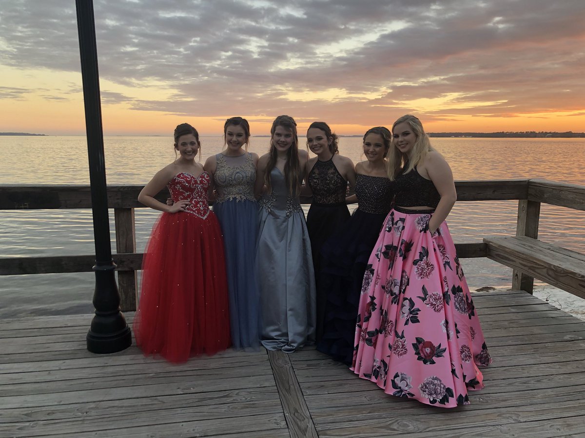 christyAschulte's tweet photo. what a night!โฃ๏ธ #freshmenball https://t.co/1p4qIX3Zu7