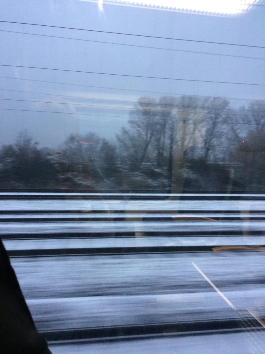 Roladen hoch: juhu #Schnee ! 30 min später....  Tür geht auf: bäh zu kalt, zu nass und zu #schneeig        Weitere 30 min später.... In der SBahn: Versöhnt mit dem Schnee, so wunderschön die #weißeWelt