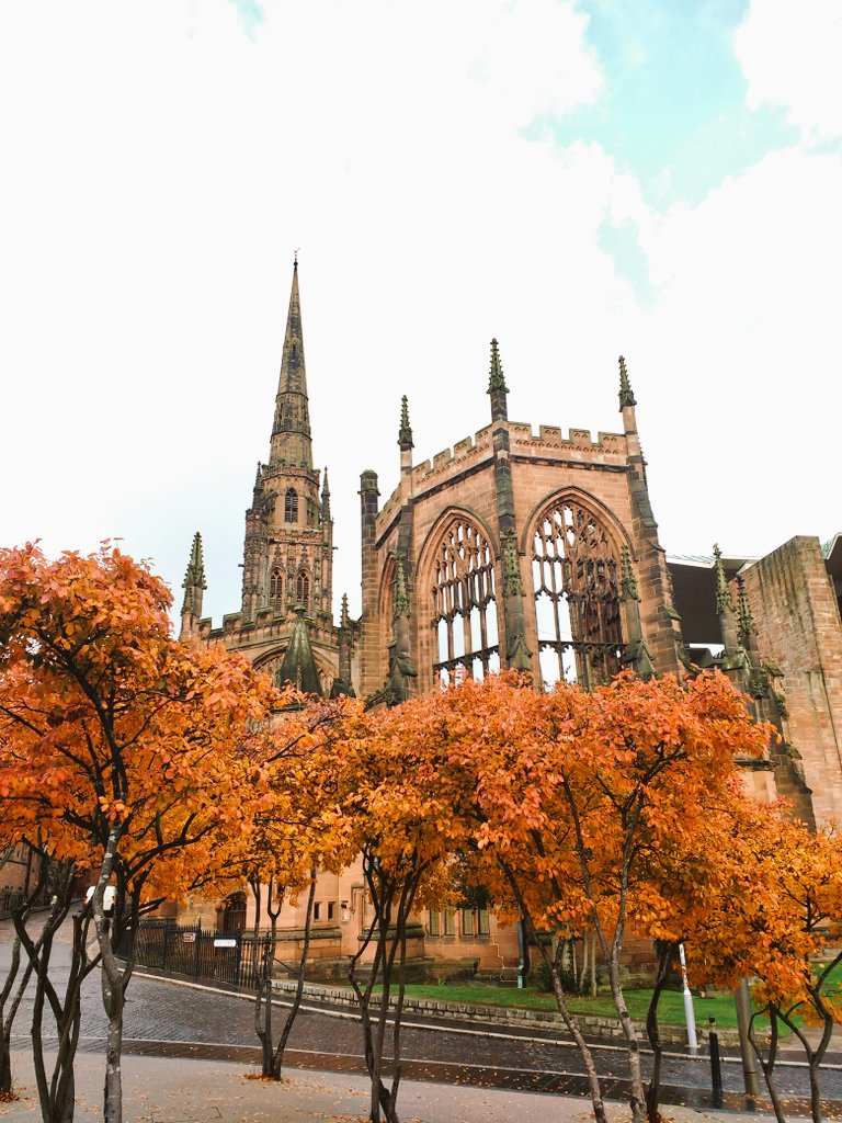 LornaEverall's tweet photo. Glorious sunny day in Coventry today.. and the cathedral is looking fabulous! #ThisisCoventry @Coventry2021 https://t.co/0h595a5WM7