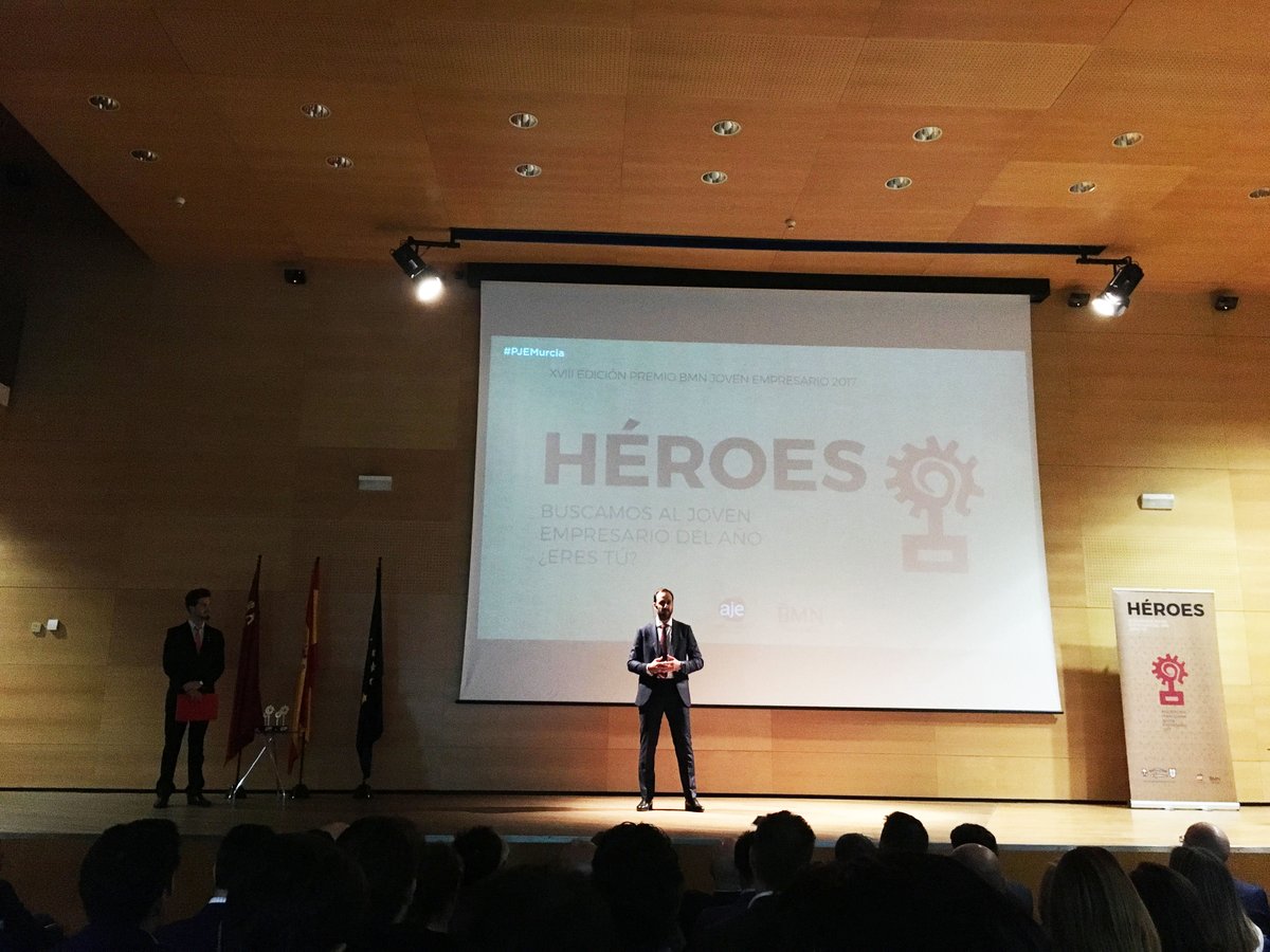 FedeLicata's tweet photo. Noche de gala y noche de premios. Enhorabuena a @AJERegionMurcia y a su presidente @ginesangelgl por el éxito de ayer. 
En la foto el presidente dando el discurso de bienvenida con "Cabeza, Corazón y coooooo..raje" #comeinitaliaparticipa https://t.co/x9IIYggvxi