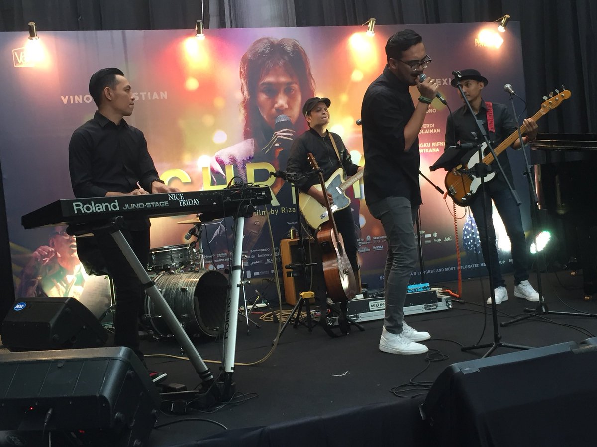 mncpicturesID's tweet photo. Lanjut ada penampilan dari @nicefriday_ menyanyikan lagu lagu CHRISYE .
.
Kalian bisa streaming live juga disini ya

https://t.co/N3HW6KHOXk .
#premierefilmchrisye
#filmchrisye
#desember2017
#filmindonesia
#banggafilmindonesia
#banggamusikindonesia
#chrisye
#vinogbastian https://t.co/xiefjdY7tO