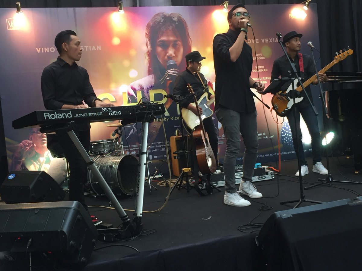 mncpicturesID's tweet photo. Lanjut ada penampilan dari @nicefriday_ menyanyikan lagu lagu CHRISYE .
.
Kalian bisa streaming live juga disini ya

https://t.co/N3HW6KHOXk .
#premierefilmchrisye
#filmchrisye
#desember2017
#filmindonesia
#banggafilmindonesia
#banggamusikindonesia
#chrisye
#vinogbastian https://t.co/xiefjdY7tO