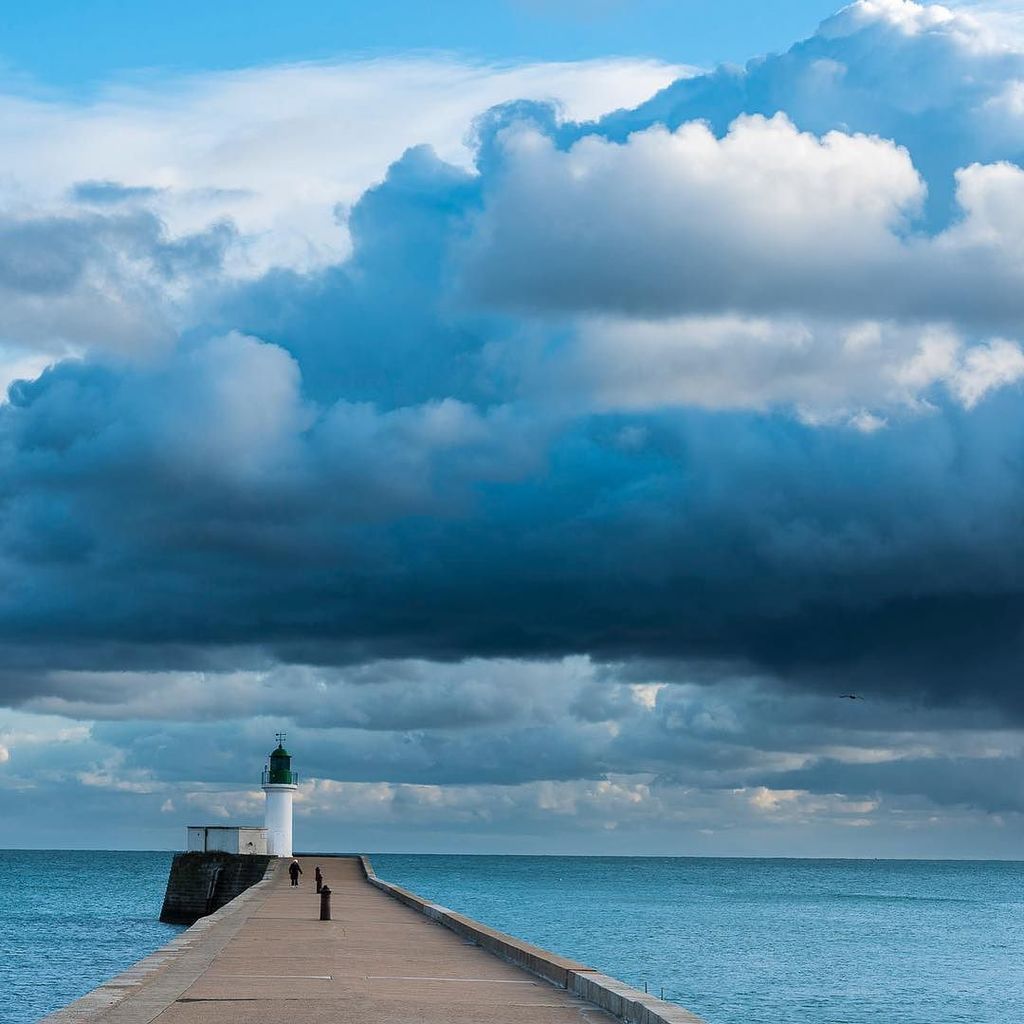vjoncheray's tweet photo. Entre deux grains, Les Sables d’Olonne en #vendee #nofilter #vendeen #paysage  #nuages #jetée #phare #lighthouse #france @lessablesdolonne https://t.co/vWXtAdP3uv https://t.co/g6LpkUi52I