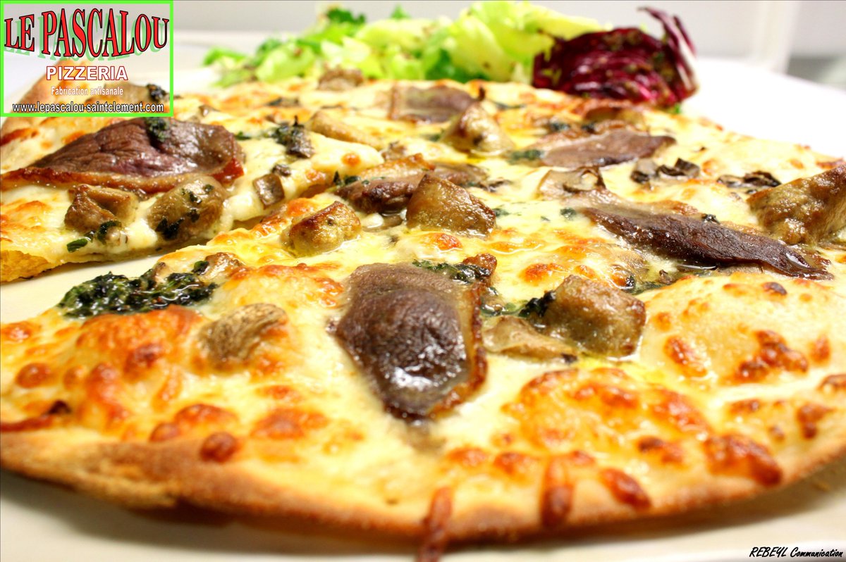 lepascalou34's tweet image. La pizza du mois de décembre : La pizza Rossini!
Une  pizza gourmande, digne des fêtes de Noël, composée de crème  fraîche,  confit de figue, magret de canard, foie gras, emmental et  mozzarella.
lepascalou-saintclement.com