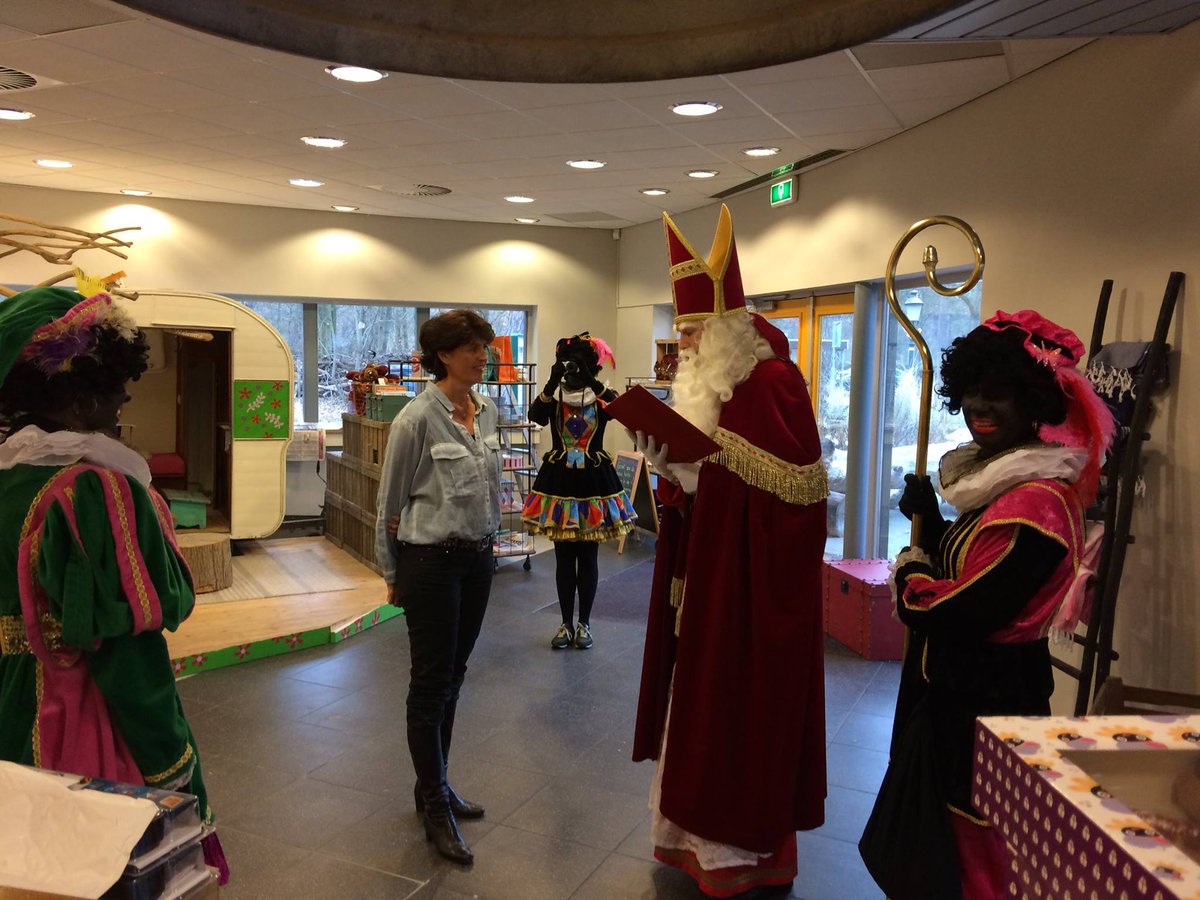 Hij komt Hij komt! Die lieve goede #Sint. De Sint die je op 3 december op Camping Bakkum vindt! Tussen 12.00 - 15.00 zal hij aandacht geven aan jou. Dus haast je en kom maar gauw! #castricum #bakkum #kamperen #december #pepernoten