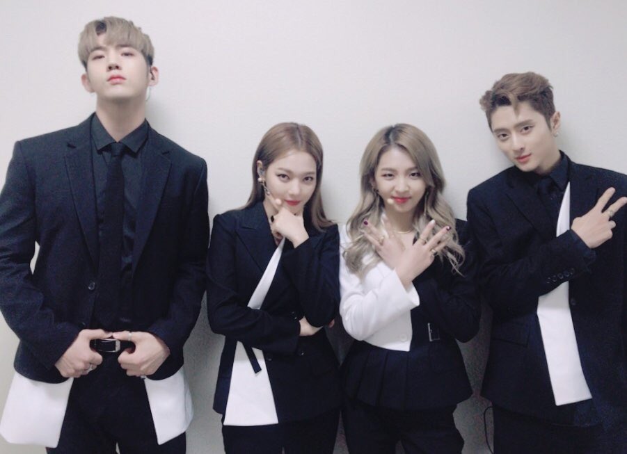 KARD_Official's tweet photo. 불금의 시작은 KARD가 열기로 해🔥 블랙앤화이트로 멋짐 뿜뿜😎하는 You In Me 무대 모두 본방사수😆
♣️오늘 오후 5시, KBS2 뮤직뱅크 
#KARD #YouInMe #KBS2 #뮤직뱅크 https://t.co/KpJeKc4W5E