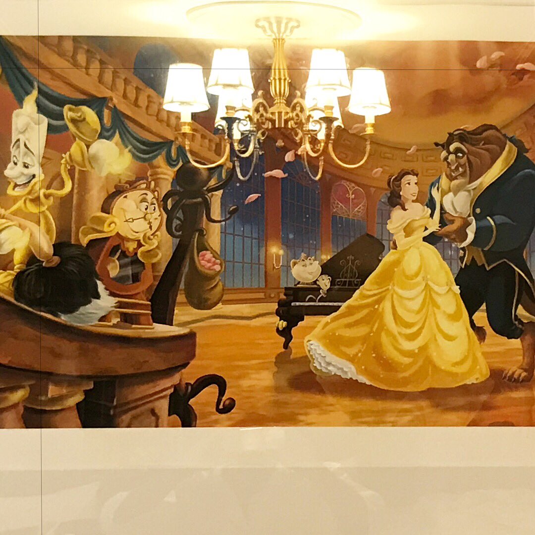 五井ヒロト ディズニーランドホテルの美女と野獣ルームにあった この絵 角度を変えると 部屋の照明が絵に映って シャンデリアの下でベルと野獣が踊ってるように見える これ 偶然 計算だったら かなり感動