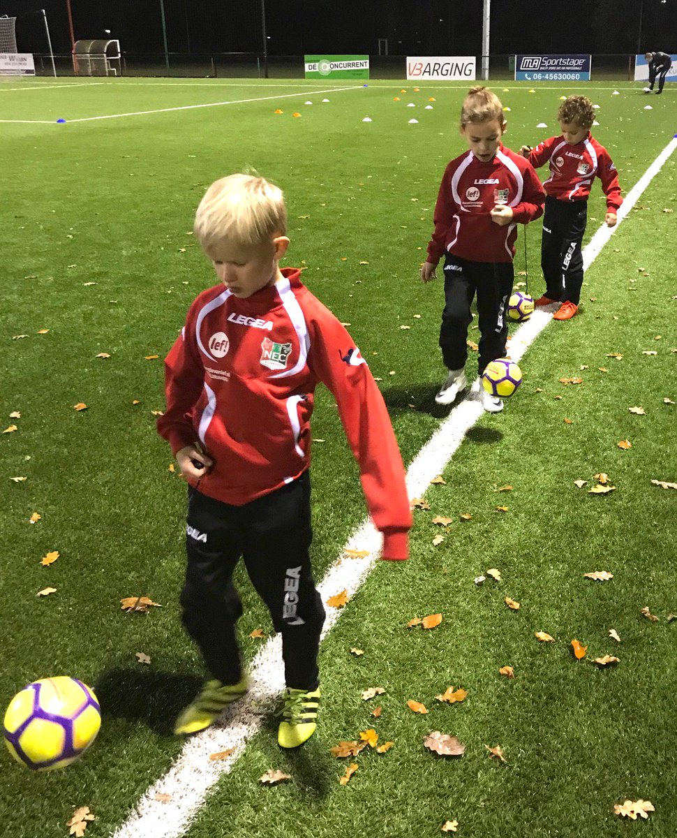 De Voetbalacademie van <a href="/NEC_Nijmegen/">N.E.C. Nijmegen</a> en @fcoss_09 (<a href="/necacademie/">VA N.E.C./FC Oss</a>) traint nu ook met de Minisoccerbal! Het team van <a href="/DennisArts/">DennisArts</a> JO9 zie je hier in actie: minisoccerbal.com/nieuws/ | #NEC #FCOss #Voetbalacademie #Minisoccerbal