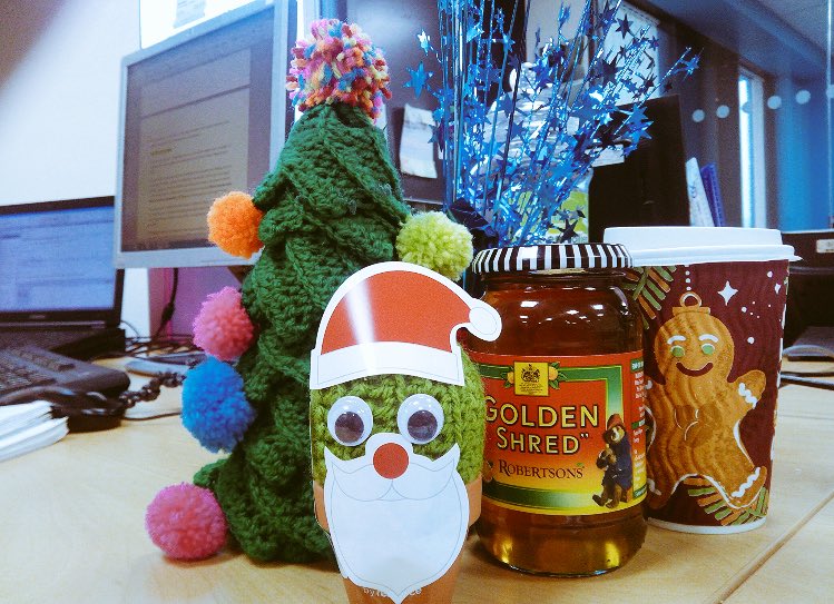 DeskBuddyUK's tweet photo. This week, as it's December 1st, here I am looking all festive with my buddy @MarkStevenWoods from @WeAreTrivallis, and some marmalade... #LongStory #HoBuddyHoHoHo #SantaBuddy. 

🎄🌵🎄🌵🎄🌵. https://t.co/qmgZV4hLht