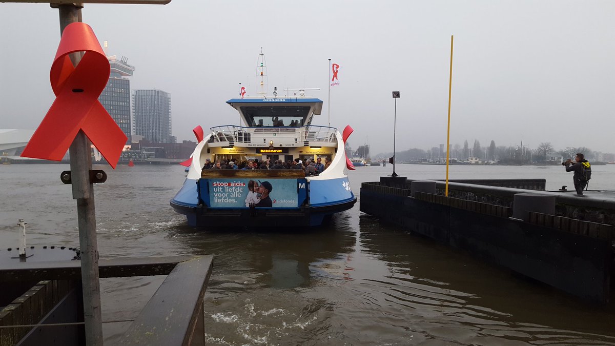 Op deze #WorldAidsDay vaart #Aidsfonds vandaag met de liefdespont over het IJ in Amsterdam