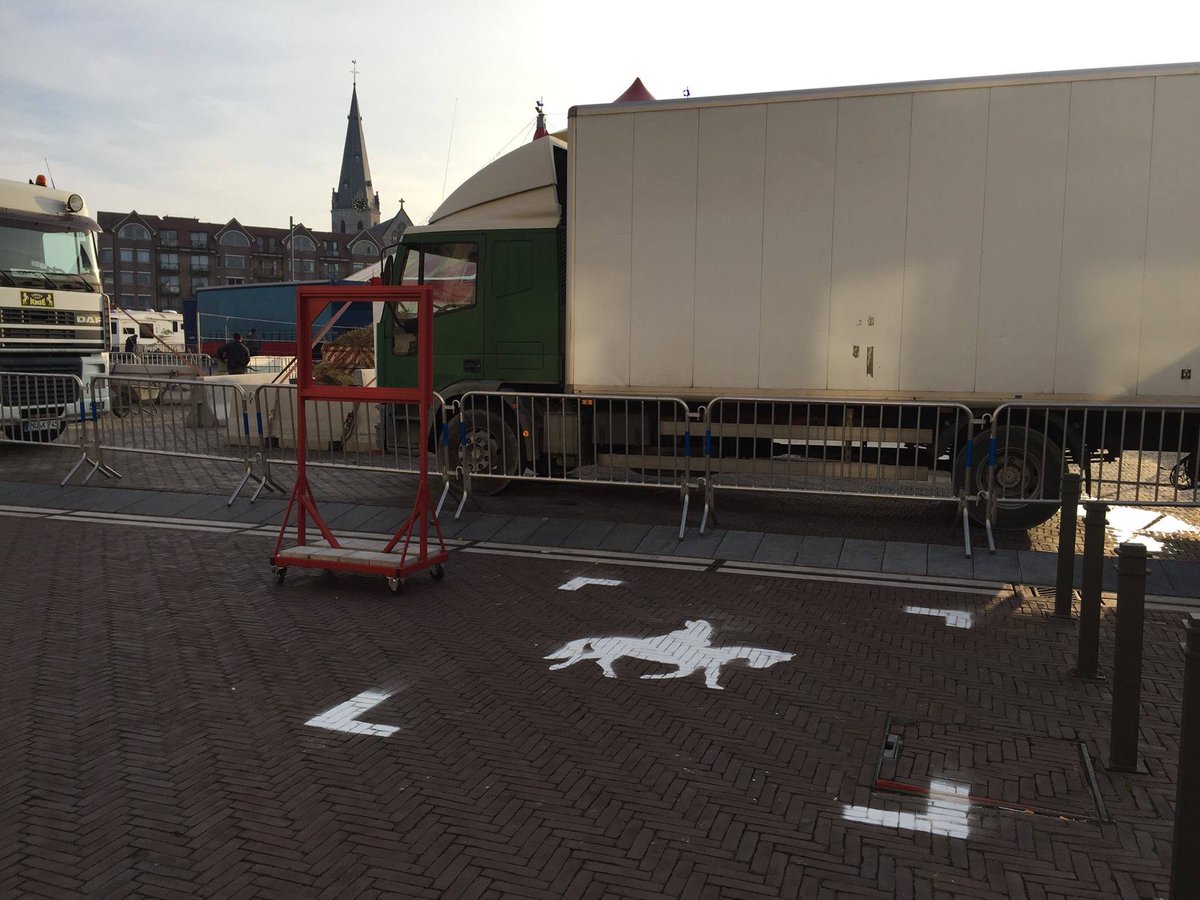 PZSintNiklaas's tweet photo. Zondag 3/12 internationale dag voor personen met een #beperking #handicap. Wij controleren op asociaal parkeergedrag van personen die onrechtmatig parkeerplaats #mindervaliden innemen. Merkte je ook de #parking van de #Sint op? #stadvandesint #sidp2017 https://t.co/uhmSJ3GgFP