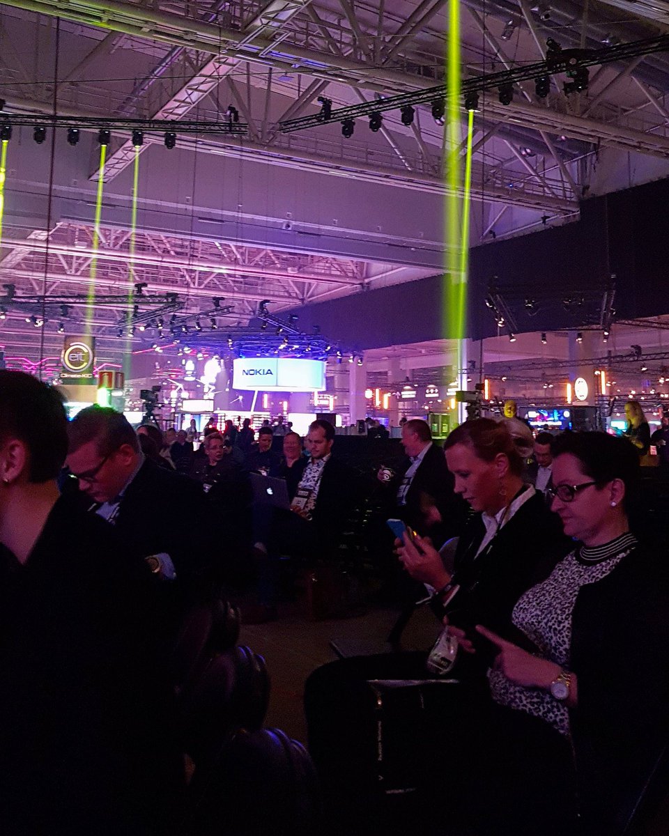 nitomanischool's tweet photo. Väkeä saapui ensimmäisenä päivänä paljon paikalle! ✨ #nitomani #nitomanischool #slush #slush17 #startup #startuplife #entrepreneur #investor #influencer #volunteer #platformformodernlearning https://t.co/Vj08Pp22oI