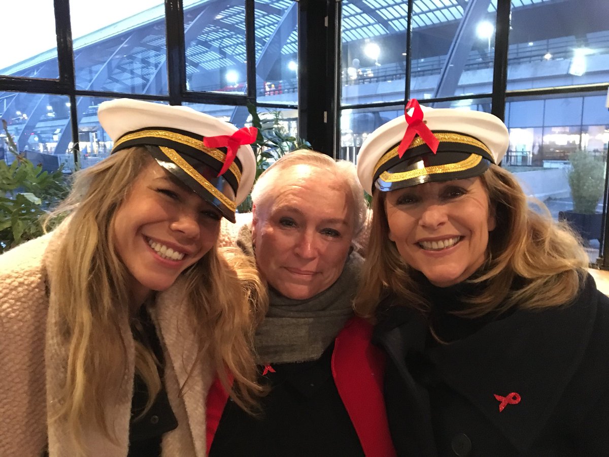 De kapiteins zijn er klaar voor! #liefdespont #wereldaidsdag #uitliefdevooralleliefdes <a href="/Angelagroothuiz/">Angela Groothuizen</a> @NicoletteKluijv <a href="/louisevandeth/">Louise van Deth</a>