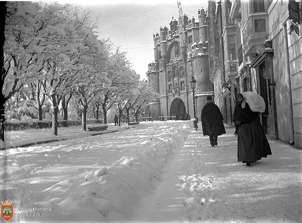 ArchMunBurgos's tweet photo. Por fin nieva (algo) en Burgos 👏👏👏
Pero, ¿llegaremos a ver de nuevo nevadas como esta? https://t.co/LFrtnKwzsL