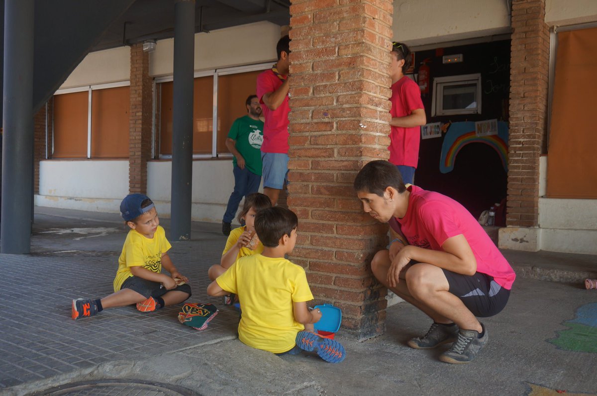 Fundperetarres's tweet photo. “Un/a voluntari/a no cobra, no perquè el que fa no costi, sinó perquè el que fa no té preu” #DiaDelVoluntari GRÀCIES a tots/es! https://t.co/Y73opO01rI