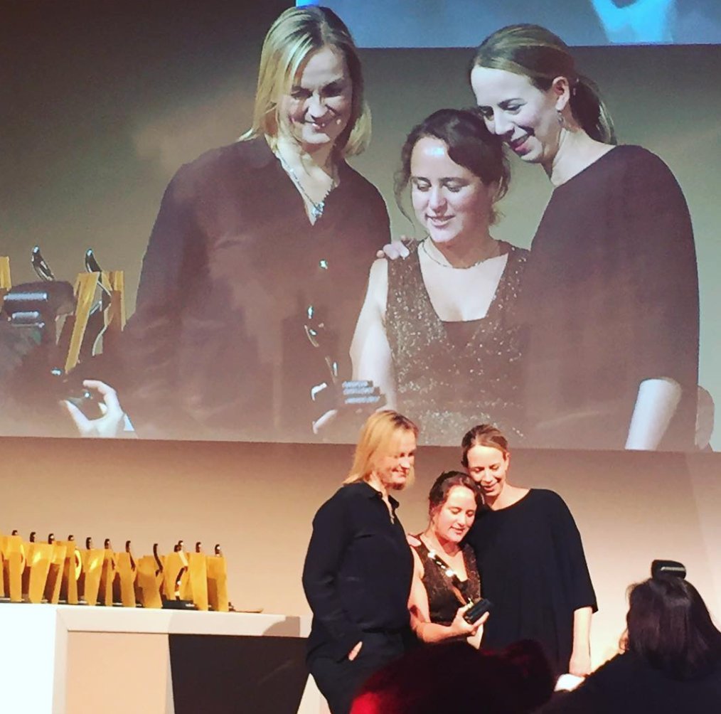 achtung's tweet photo. Yeah! Bei den #EEA2017 gabs gestern einen weiteren Award für die #Elphi für die beste Multi-Channel-Kampagne! We lalalala like it. #teamworkmitmatte #hamburgmarketing #agencylife #awards https://t.co/zufSEKS50N