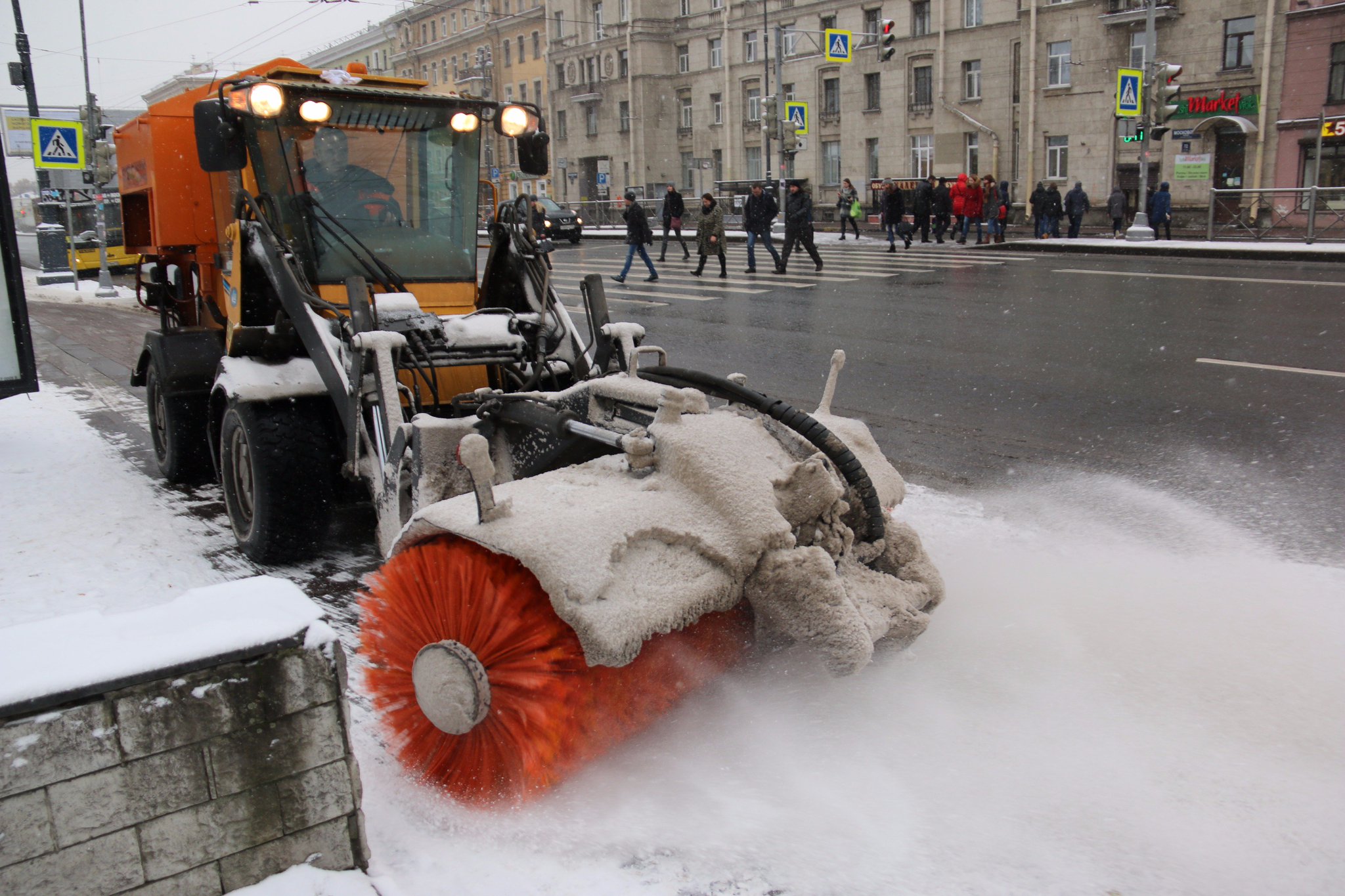 В Петербурге устраняют последствия ночного снегопада DP8lSbzW4AApgVo