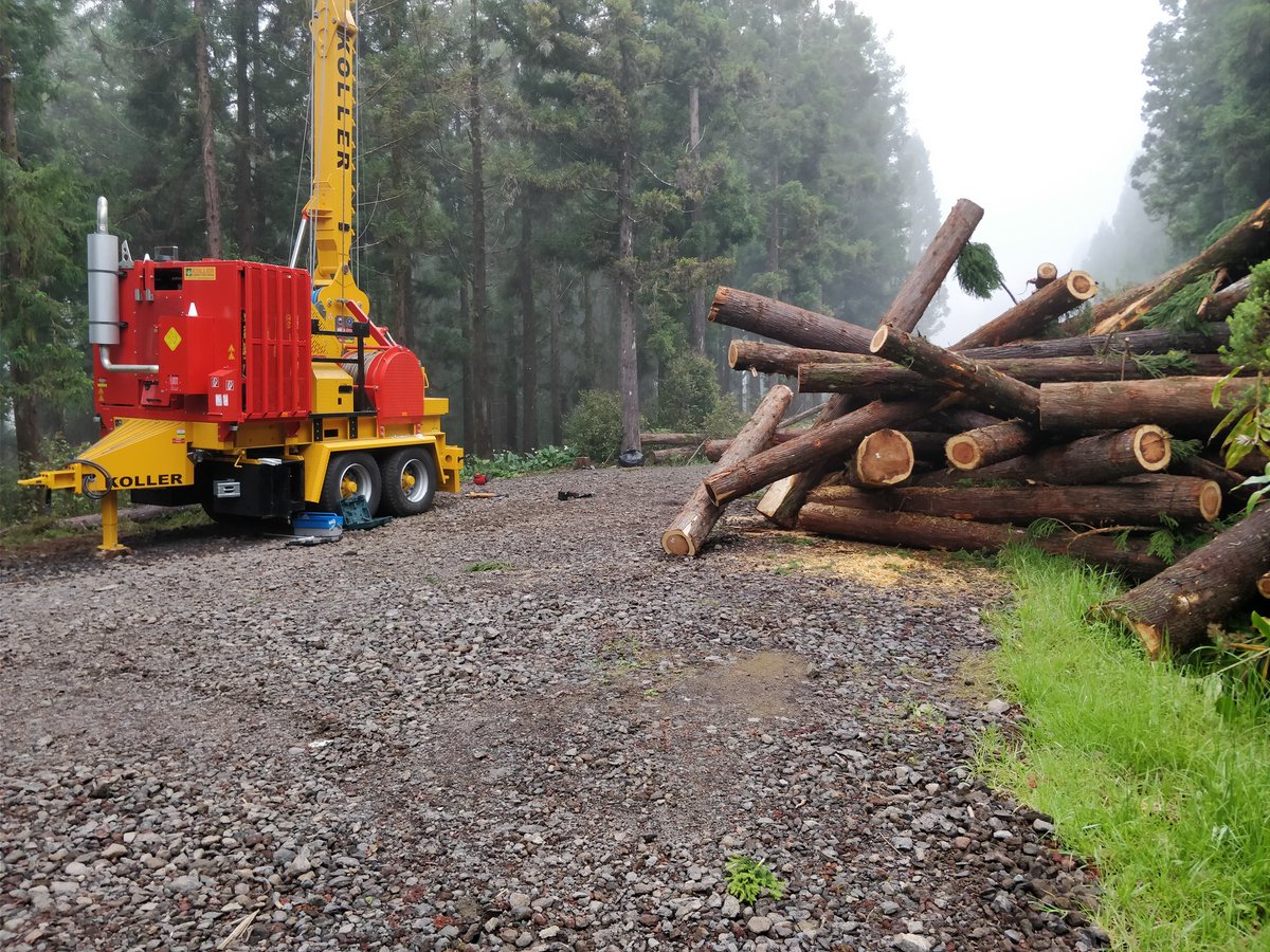 jcanaille974's tweet photo. Visite d'une exploitation forestiĂšre Ă partir d'un cĂąble mĂąt, forĂȘt de BĂ©bour #LaReunion avec le Directeur de @_FCBA #CMAR #CIRBAT https://t.co/ZYm4gefHJv