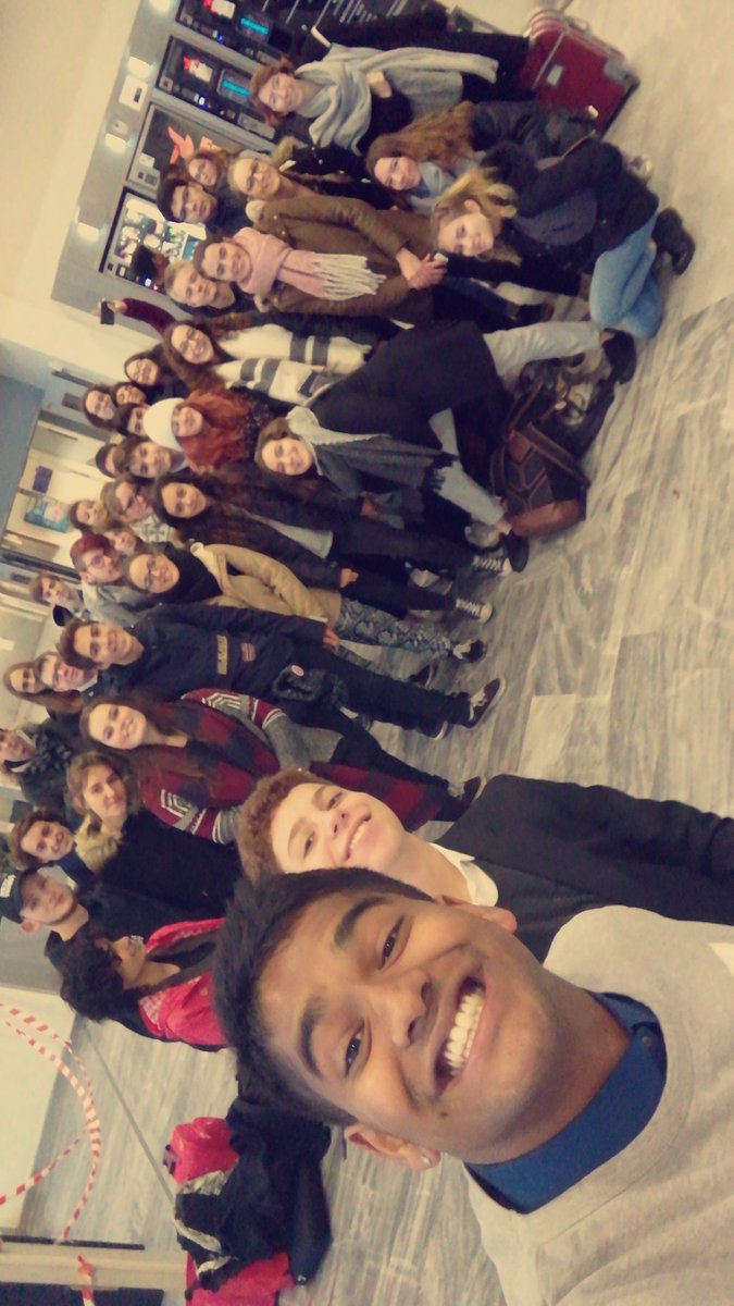 Nagat_Luksh's tweet photo. Les bénévoles de la #TeamOrga des #ANMDL sont prêt pour vous accueillir !!! On vous attend à 15h !!!! https://t.co/8QfMPSxN3L