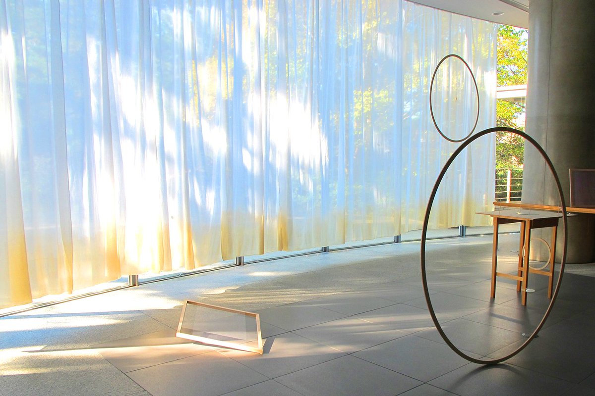 【明日開催】
12/2（土）10時30分～14時迄、藤田道子さんによる中学生に向けた実技講座「光と空間のための作品をつくる」（3回目）を開催します。最終日となる今回は、美術館エントランスの空間全体を作品としてみせるインスタレーションに挑戦。どなたでも自由に見学できますのでぜひお越し下さい。