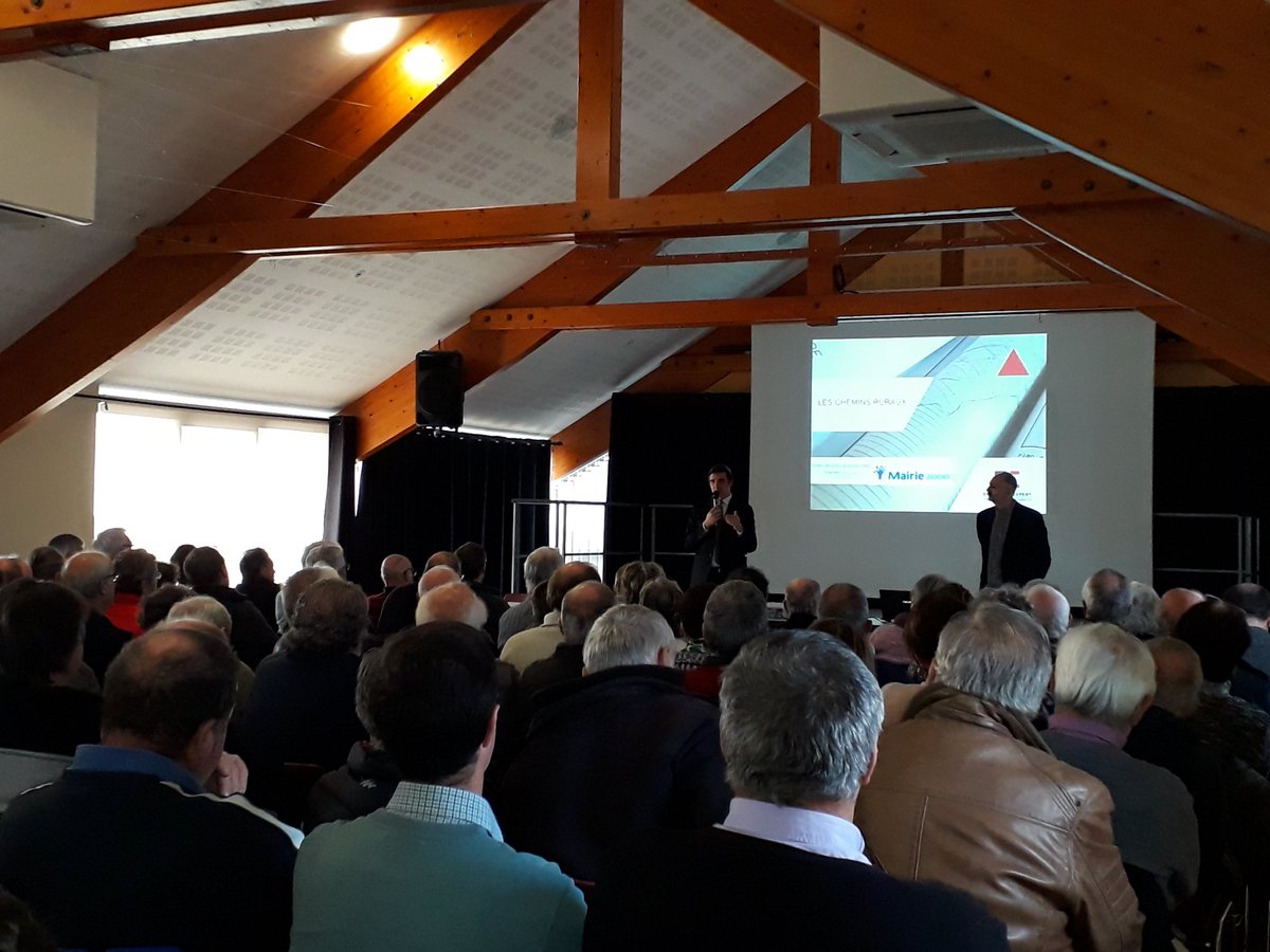 Mairie2000's tweet photo. #maires46 Grosse affluence et belle salle à Soulomès dans le Lot pour une réunion sur les chemins ruraux organisée par l'AD avec @Mairie2000 @OGE_geometres Vincent Balp https://t.co/pKkSbhSzTI