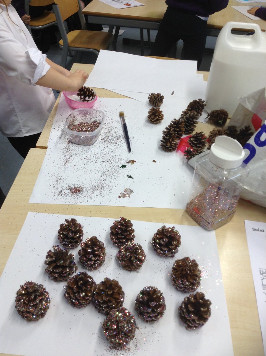 miss_mudge's tweet photo. @HeathryburnPta My little elves in p1/2 have begun getting our decorations ready to sell. 🎄🎄 #excited #glittereverywhere https://t.co/YeB58PYwOm