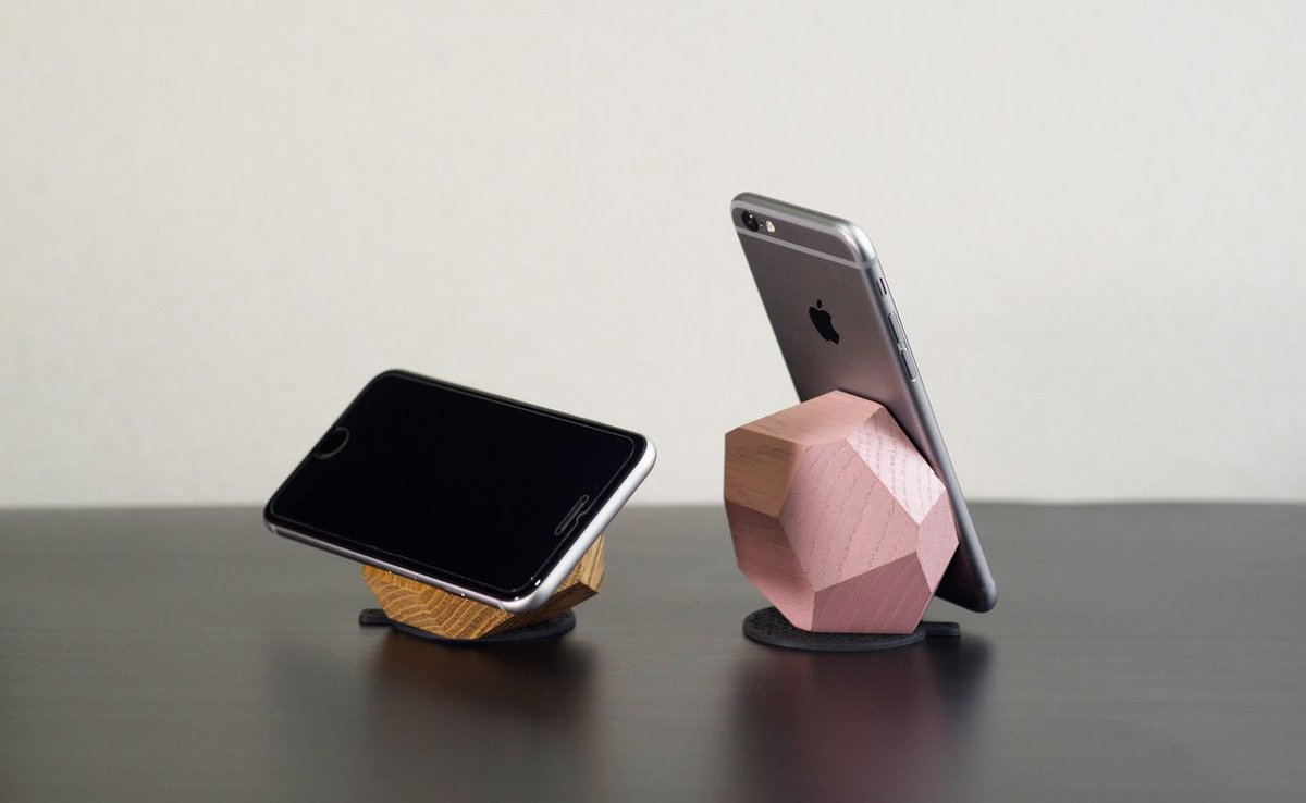 evanvar's tweet photo. Now on Kickstarter: Phone #WirelessCharger by by @HaloStands  https://t.co/sXo0Qm9dpq Featuring an elegant design with beautiful materials, the body of the Halo uses solid wood that feels natural. #Accessories https://t.co/iE1J4ic7LB
