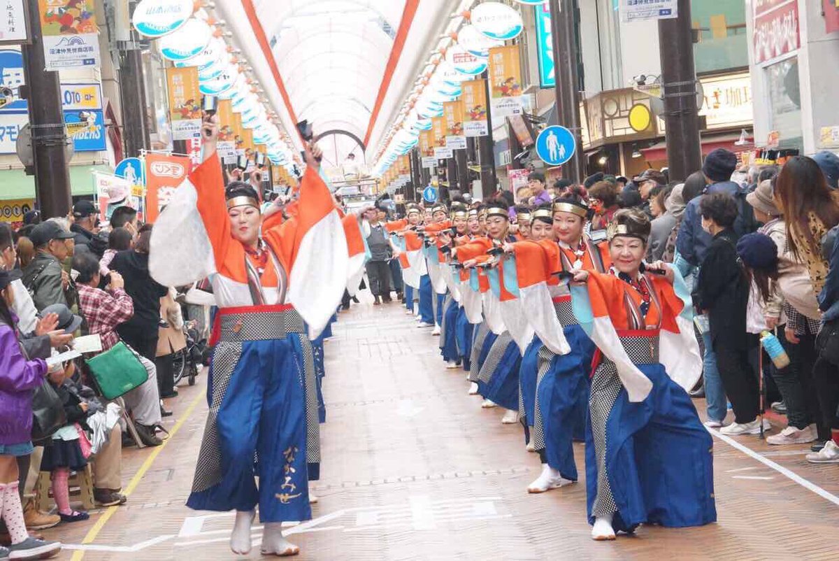 nakamise765's tweet photo. よさこい東海道写真②
大好きな仲見世商店街演舞場の写真をありがとうございます！私たちのホーム仲見世はお客さんと一体化して踊れるのが最高です💕
#よさこい東海道#イキ粋なかみせ鳴子隊#沼津仲見世商店街#お客さんと踊ろう！#カメラマンさんありがとう#カメラマンさん大好き#新人さんいらっしゃい https://t.co/2evFY2so6x