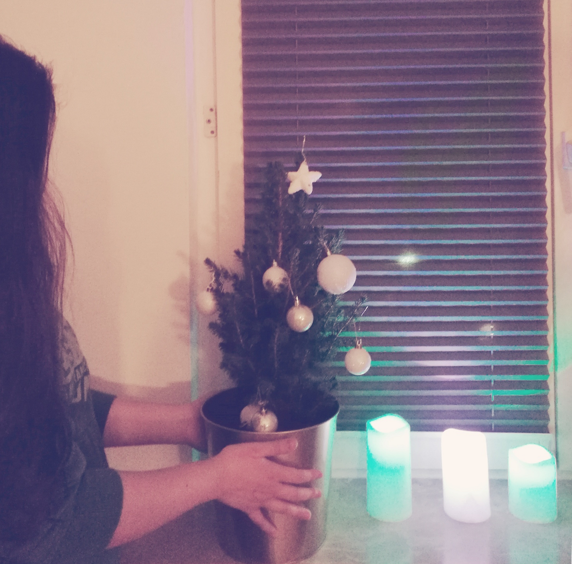 Vielsinn's tweet photo. Wie, es ist schon der erste Dezember? Jetzt wird es aber höchste Zeit für die ersten Weihnachtsvorbereitungen! Ich habe heute schon mal zu Hause damit begonnen. Seid ihr auch schon am dekorieren? Liebe Grüße Liz
#Vielsinn im #Weihnachtsfieber #ersterDezember #Weihnachtsdeko https://t.co/OWnTHqEZe6