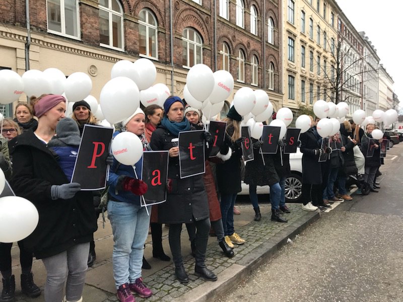 YngreLaeger's tweet photo. Bekymrede yngre læger demonstrerede i dag foran Sundhedsministeriet i forlængelse af #detkuhaværetmig-kampagnen. De aflevede 13.580 underskrifter til @EllenTraneNorby , hvor de advarer mod, at Svendborgsagen fører til alvorlige konsekvensen for sundhedsvæsnet #sundpol https://t.co/4vBVWfjHjz