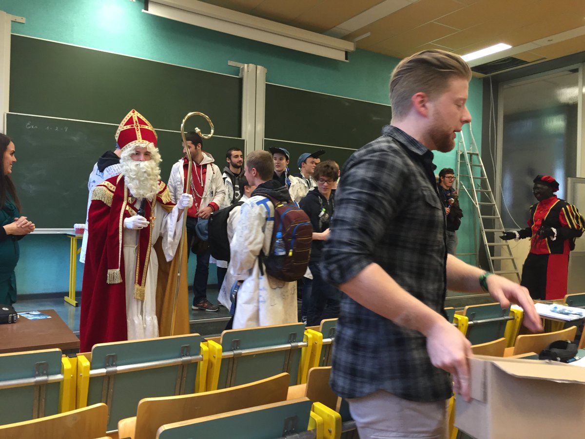 DJIceJOE's tweet photo. Surprise aujourd’hui dans la salle académique 👍😆#saintNicolas #HeH #MasterInfo https://t.co/YlkHhWZugr