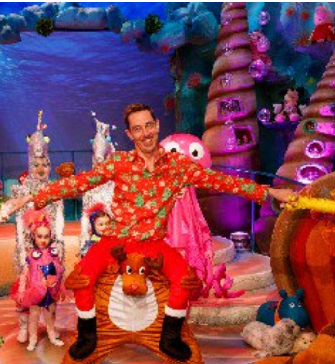 #LateLateToyShow <a href="/RTELateLateShow/">The Late Late Show</a> <a href="/JOEdotie/">JOE.ie</a>. Just a little startled when I first looked at Ryan's outfit ..phew!