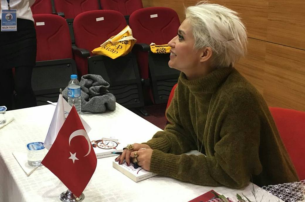 bandirmamit's tweet photo. Öncelikle samimi ve güzel yaklaşımlarıyla defalarca iyi ki iyi ki gelmiş dediğimiz @nnerminyildirim 'a ve Nermin Yıldırım'ın Dokunmadan kitabı hakkında söyleşisine katılım sağlayan herkese çok teşekkür ederiz. https://t.co/bzu41i2qX8