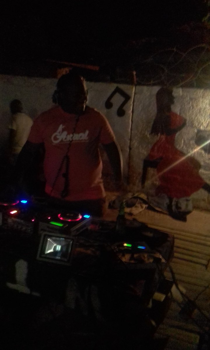 fingerdeepSA's tweet photo. Mr Buzz @DUKESBEERGARDN https://t.co/bBOtI6VmH2