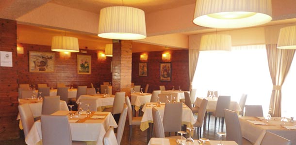 PirineosExdim's tweet photo. #RECOMENDACIÓN | En la carta del restaurante del #HotelYamaguchi podrán encontrar lo mejor de la gastronomía Navarra, destacando los platos propios de cada estación del año, en carnes y caza, pescados y deliciosas verduras de la Ribera Navarra. https://t.co/APyayXn4Eq https://t.co/X5ngmtEdpn