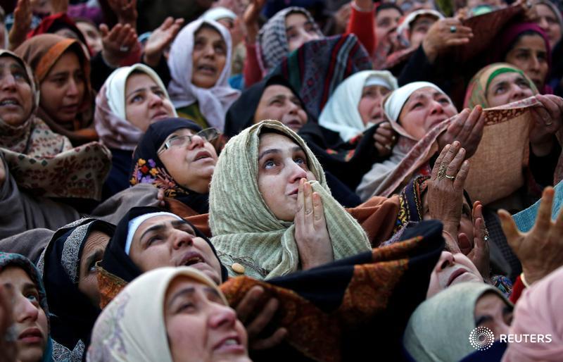 ghulamabbasshah's tweet photo. #Kashmiri #Muslims react upon seeing a relic believed to be hair from the beard of Prophet Mohammad ﷺ , displayed during the festival of #eidmiladunnabiصلى , at #Hazratbal shrine in #Srinagar Dec 1. #photography By @ReutersIndia
#MuhammadSAWRoleModel https://t.co/h6WLjUD98m
