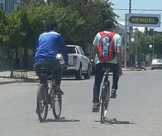 sebastianeinsua's tweet photo. Que par de pájaros los dos!!  @LunaPorFM879 @francomoya4 @antoniopev acá en su diaria pedaleada... https://t.co/9tyhONNBZ0