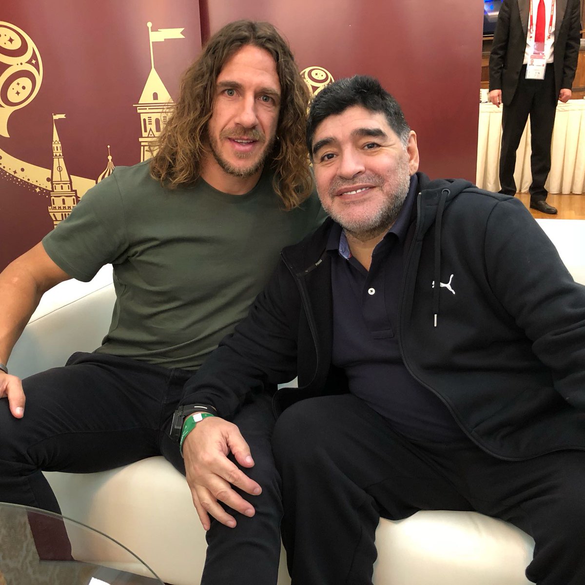 Carles5puyol's tweet photo. Junto a Maradona, una de las grandes leyendas del fútbol. Me ha gustado nuestra charla sobre la pasión que tenemos por este deporte. Interesante y divertida. Que pena no haber coincidido contigo en el terreno de juego. https://t.co/KyVLoqWq3H