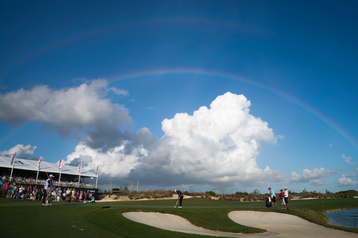 MartinCoulomb's tweet photo. Tu le crois qu'hier le putt du 18 de @TigerWoods s'est inscrit dans ce panorama là… Sans dec' la prod' de ce retour du retour n'a pas fait semblant #Golf #OverTheRainbow #🌈 #ElReturn #🐯 https://t.co/zOT9Y24DSR
