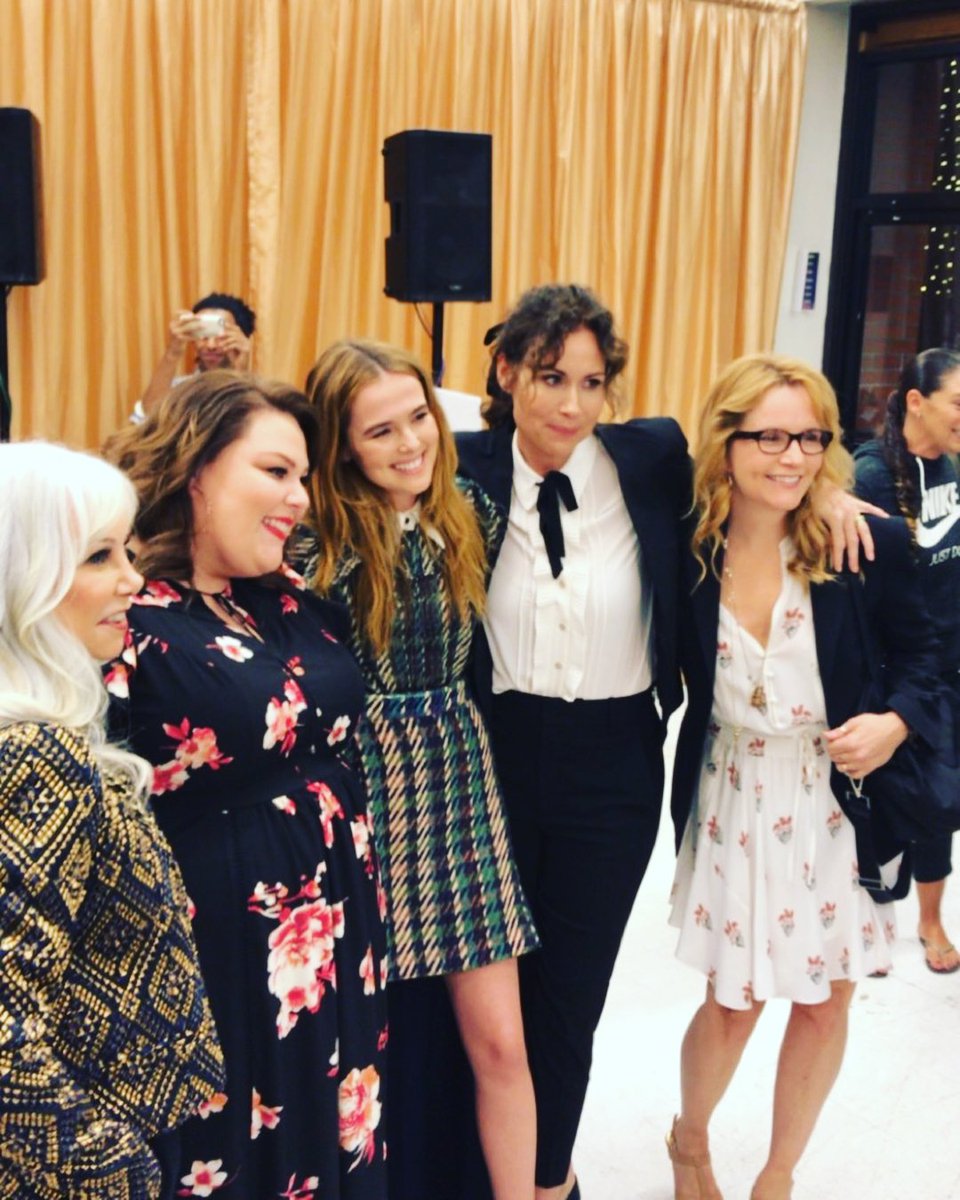 TheZoeyGalaxy's tweet photo. .@dressforsuccess: "What an incredible night with @dfswest as the doors opened for the 2017 #ShopforSuccess VIP night in #LosAngeles. Thank you to @chrissymetz, @driverminnie, @zoeydeutch, @thenikkibella and @leakthompson for attending &amp; providing the everyday support to women + https://t.co/qUGOOHnKss