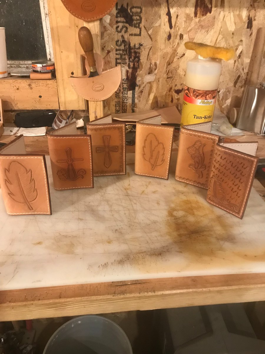 FlyingGRanch's tweet photo. The great wallet build of '17 is done! #saddleshop #leathercraft #theperfectchristmasgift #saddlemaker #NDag #handmade https://t.co/Fj9GwPJxge